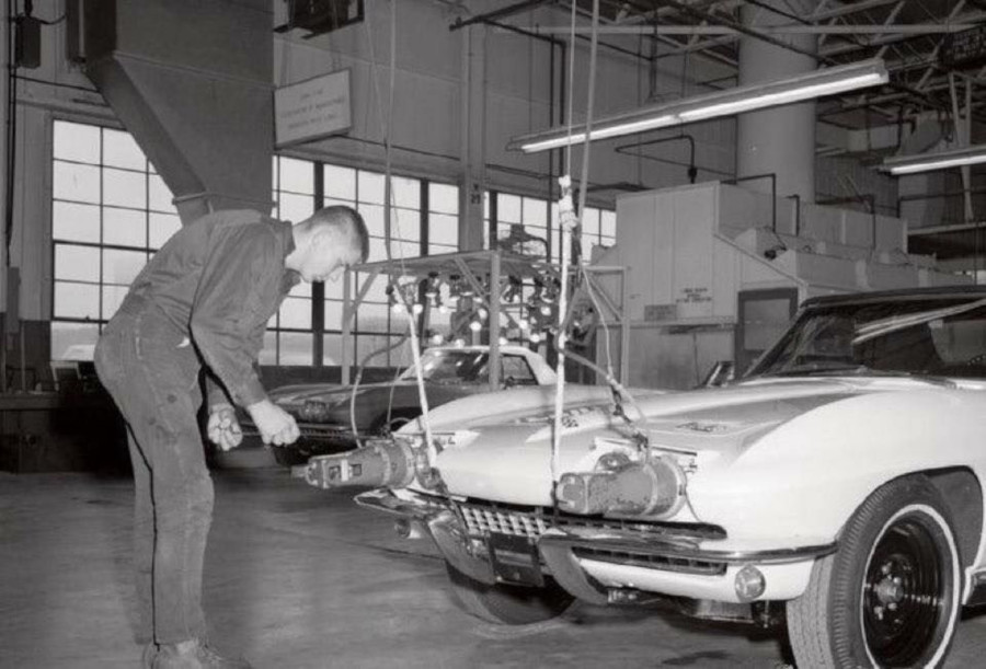 A Corvette assembly line GM Media Archives RESIZED 2