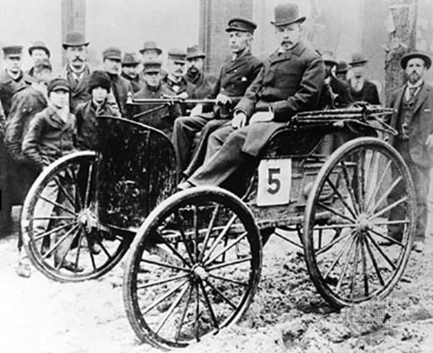 Frank Duryea and race umpire AW White after 1895 Chicago race 2