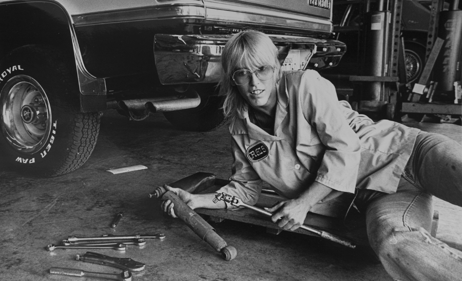 Women auto mechanic 1970s Scottish News 5