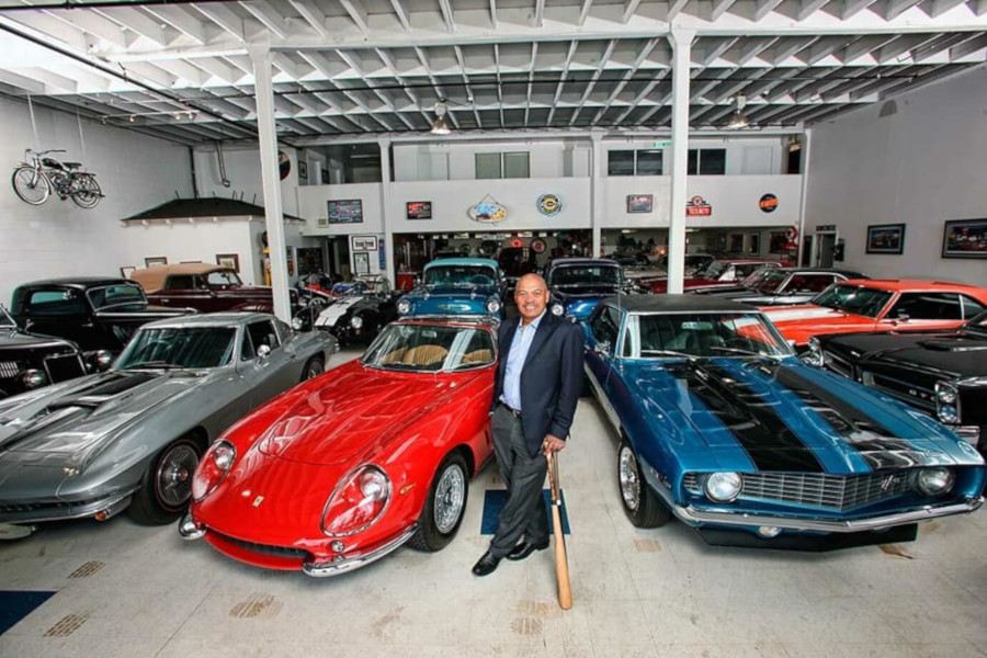 Fire guts Reggie Jackson's car collection, 1988