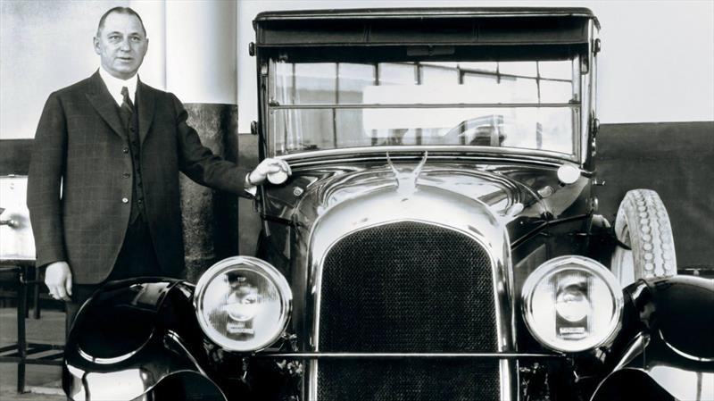 Walter Chrysler with 1924 model Stellantis Chrysler Archives 1