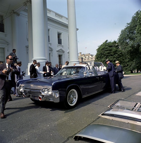 Kennedy limo Lincoln Continental 4